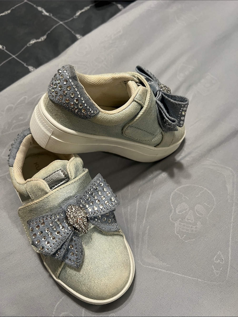 Kurt Geiger Girls Light Gray Glitter Bow Slip-On Sneakers